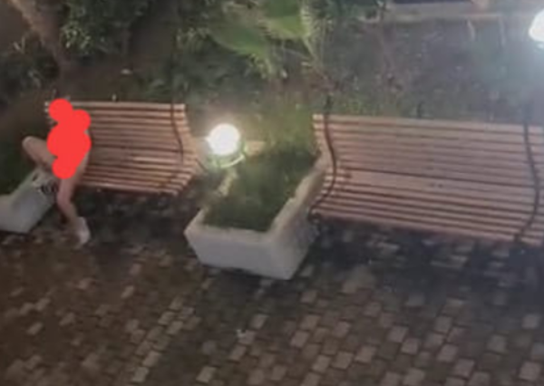 Shokuese në Vlorë, vajza e zhveshur filmohet duke u mast*rbuar në mes të parkut të qytetit