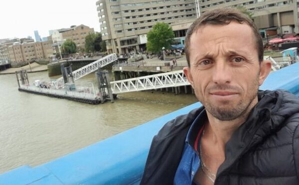 ‘Jemi njerëz, jo kafshë’, emigrantët në protestë pas vdekjes së 37-vjeçarit shqiptar në Angli