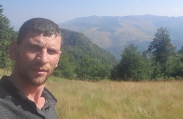 4 shokët vdiqën, ky është i riu në gjendje kome që ra nga kati i tetë në Gjermani