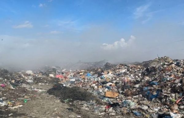 Tymi ‘pushton’ Vlorën, vendgrumbullimi i plehrave vazhdon të digjet
