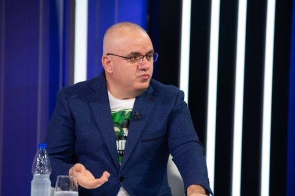 Artan Hoxha e zbulon për herë të parë: Ja si lidhen vrasjet e Azem Hajdarit, Ilir Konushvecit dhe Ahmet Krasniqit
