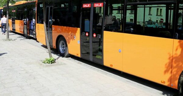 Manjaku i prek të pasmet në autobus, ja çfarë i bën vajza