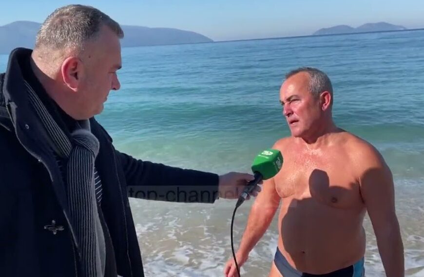 Njihuni me Gëzimin nga Vlora që bën plazh në mes të dimrit