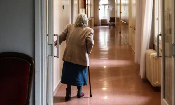 Infermierja i dha detergjent në vend të ujit, v des 92-vjeçarja në shtëpinë e të moshuarve