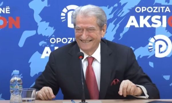 A do e kryeni masën ‘arrest shtëpie’ në ambientet e selisë blu? Sali Berisha habit me përgjigjen